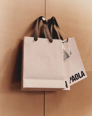 PDPAOLA gifting! Od nás dostanete Vaše dárky zabalené přesně jako z butiku PDPAOLA. V krabičce, vánoční taštičce a s...